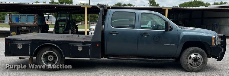 image for item LB9339 2013 Chevrolet 3500HD  Crew Cab flatbed pickup truck