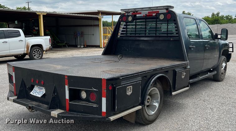 image for item LB9339 2013 Chevrolet 3500HD  Crew Cab flatbed pickup truck