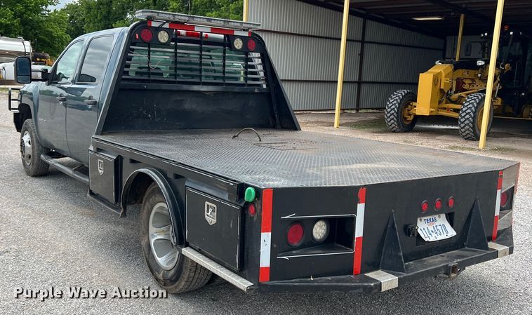 image for item LB9339 2013 Chevrolet 3500HD  Crew Cab flatbed pickup truck
