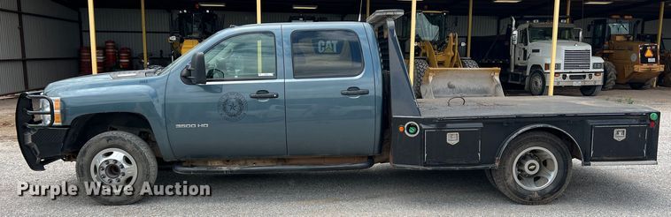 image for item LB9339 2013 Chevrolet 3500HD  Crew Cab flatbed pickup truck