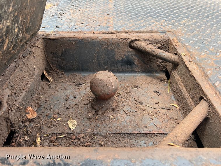 image for item LB9339 2013 Chevrolet 3500HD  Crew Cab flatbed pickup truck