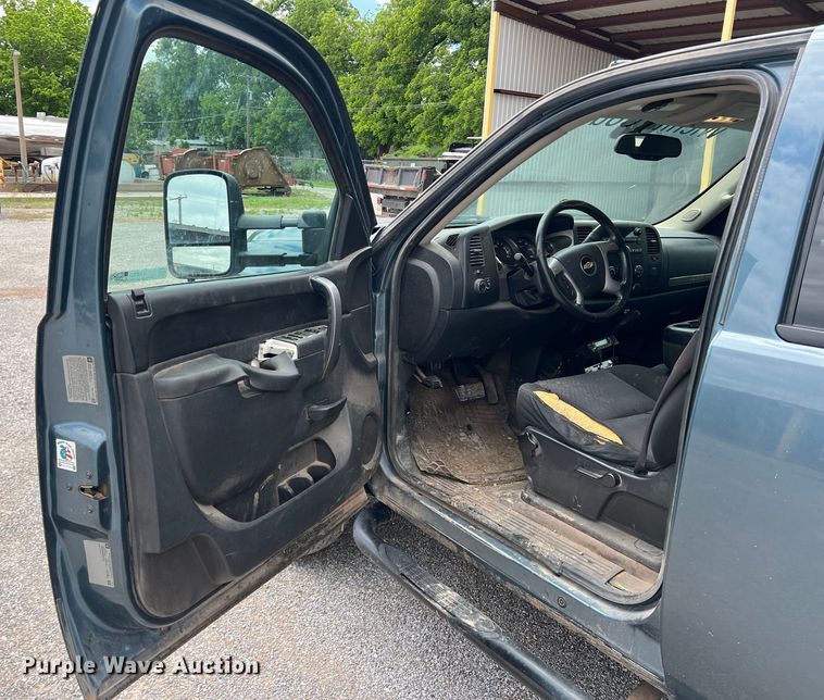 image for item LB9339 2013 Chevrolet 3500HD  Crew Cab flatbed pickup truck