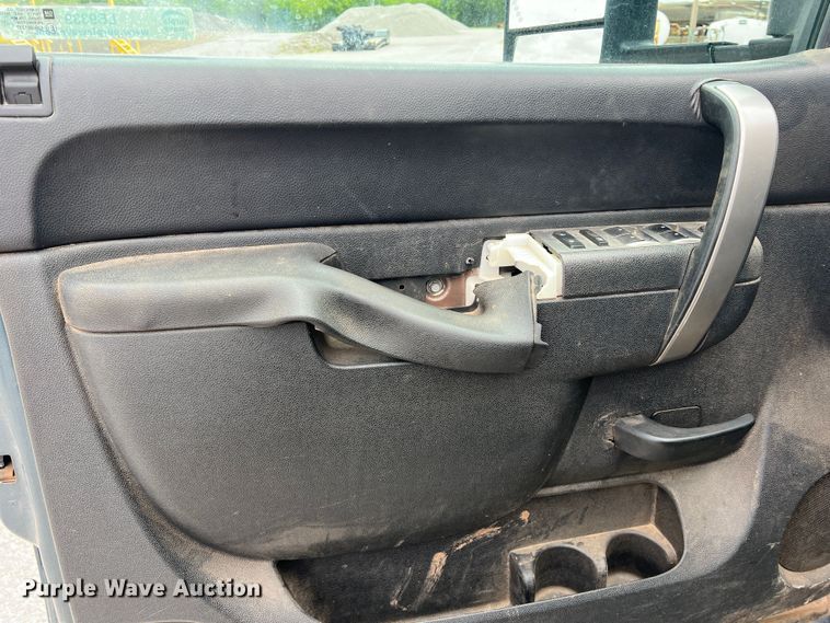 image for item LB9339 2013 Chevrolet 3500HD  Crew Cab flatbed pickup truck