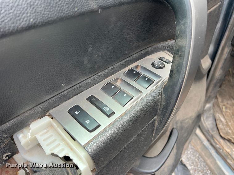 image for item LB9339 2013 Chevrolet 3500HD  Crew Cab flatbed pickup truck