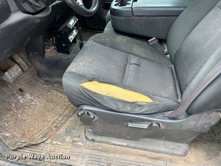 image for item LB9339 2013 Chevrolet 3500HD  Crew Cab flatbed pickup truck