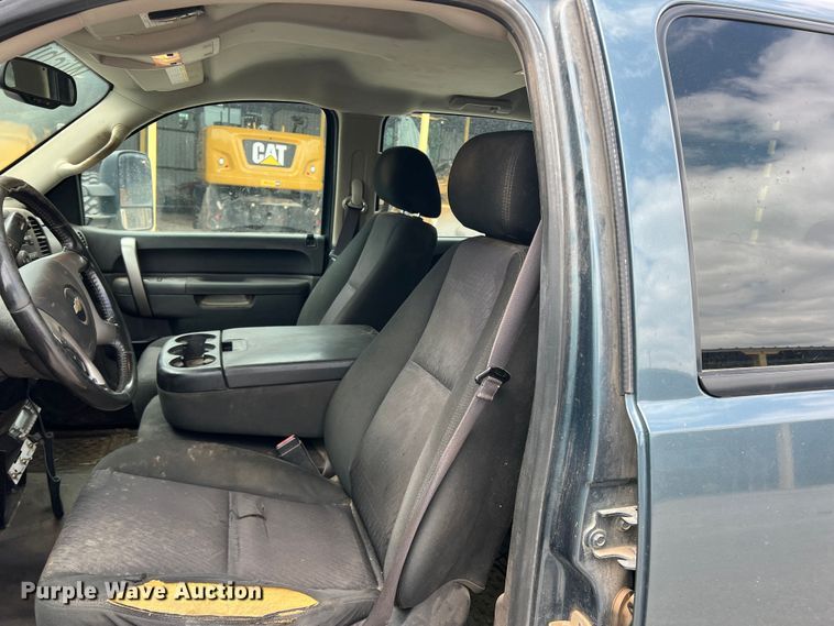 image for item LB9339 2013 Chevrolet 3500HD  Crew Cab flatbed pickup truck