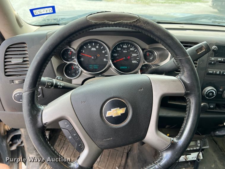 image for item LB9339 2013 Chevrolet 3500HD  Crew Cab flatbed pickup truck