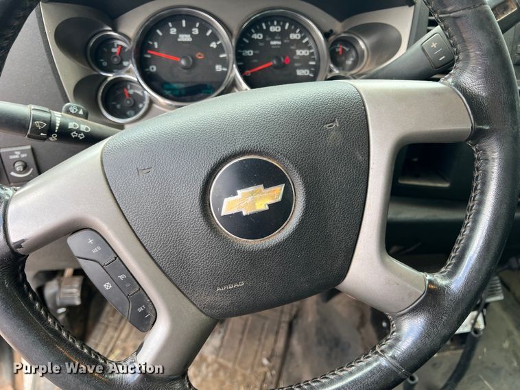 image for item LB9339 2013 Chevrolet 3500HD  Crew Cab flatbed pickup truck