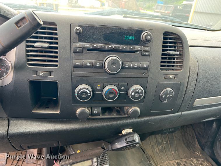 image for item LB9339 2013 Chevrolet 3500HD  Crew Cab flatbed pickup truck