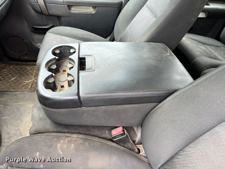 image for item LB9339 2013 Chevrolet 3500HD  Crew Cab flatbed pickup truck