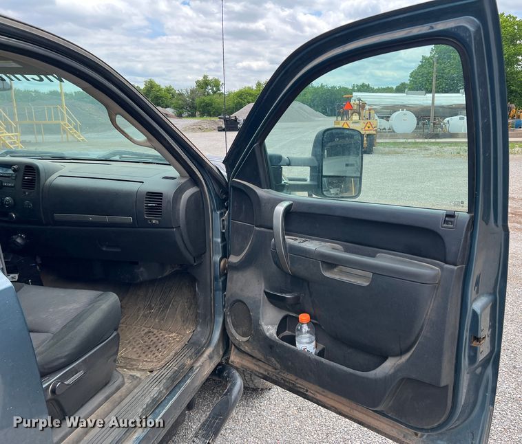 image for item LB9339 2013 Chevrolet 3500HD  Crew Cab flatbed pickup truck