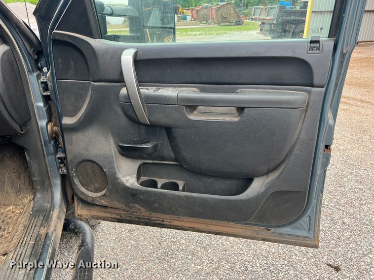 image for item LB9339 2013 Chevrolet 3500HD  Crew Cab flatbed pickup truck