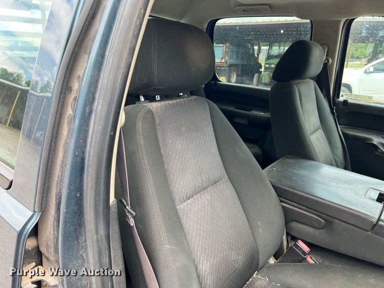 image for item LB9339 2013 Chevrolet 3500HD  Crew Cab flatbed pickup truck