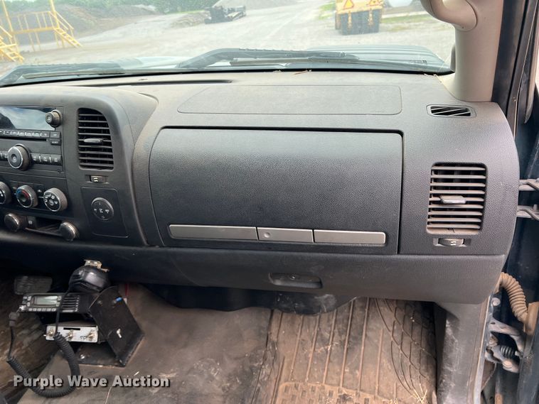 image for item LB9339 2013 Chevrolet 3500HD  Crew Cab flatbed pickup truck