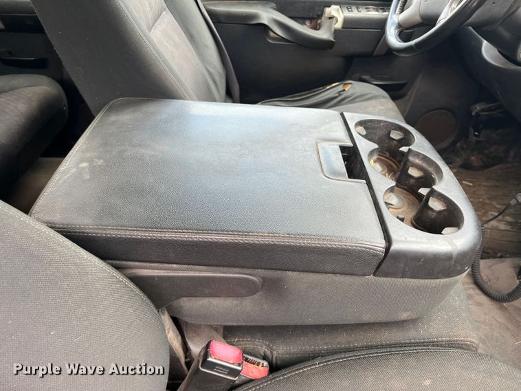 image for item LB9339 2013 Chevrolet 3500HD  Crew Cab flatbed pickup truck