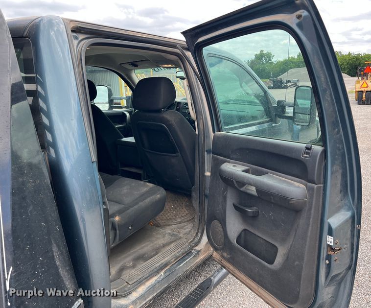 image for item LB9339 2013 Chevrolet 3500HD  Crew Cab flatbed pickup truck