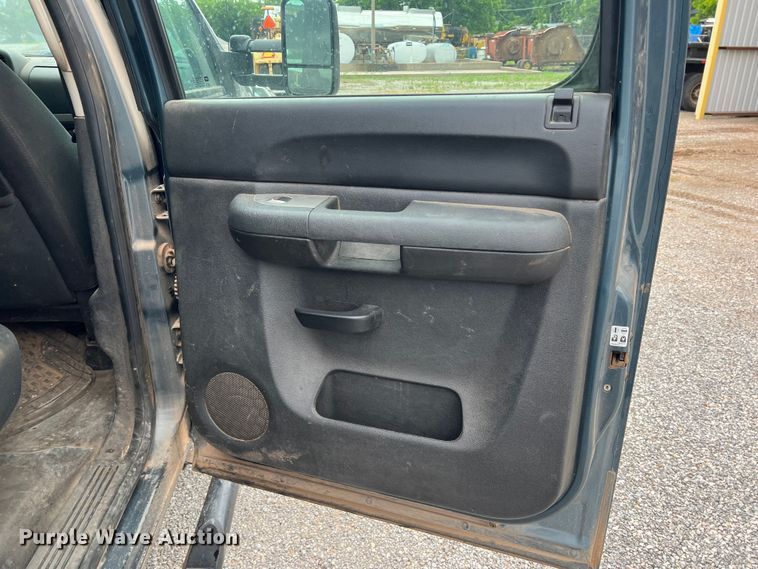 image for item LB9339 2013 Chevrolet 3500HD  Crew Cab flatbed pickup truck