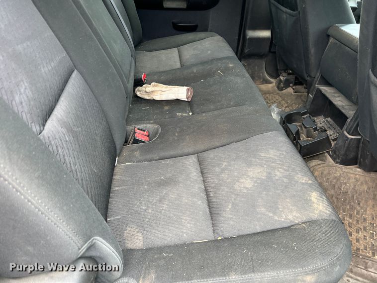 image for item LB9339 2013 Chevrolet 3500HD  Crew Cab flatbed pickup truck