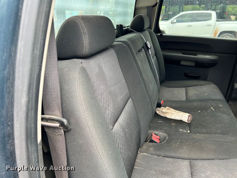 image for item LB9339 2013 Chevrolet 3500HD  Crew Cab flatbed pickup truck