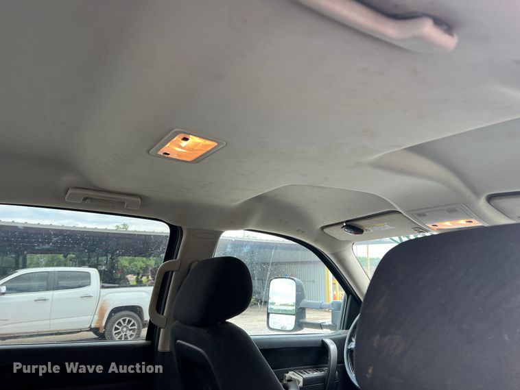 image for item LB9339 2013 Chevrolet 3500HD  Crew Cab flatbed pickup truck