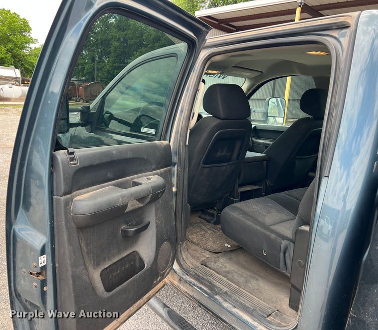 image for item LB9339 2013 Chevrolet 3500HD  Crew Cab flatbed pickup truck