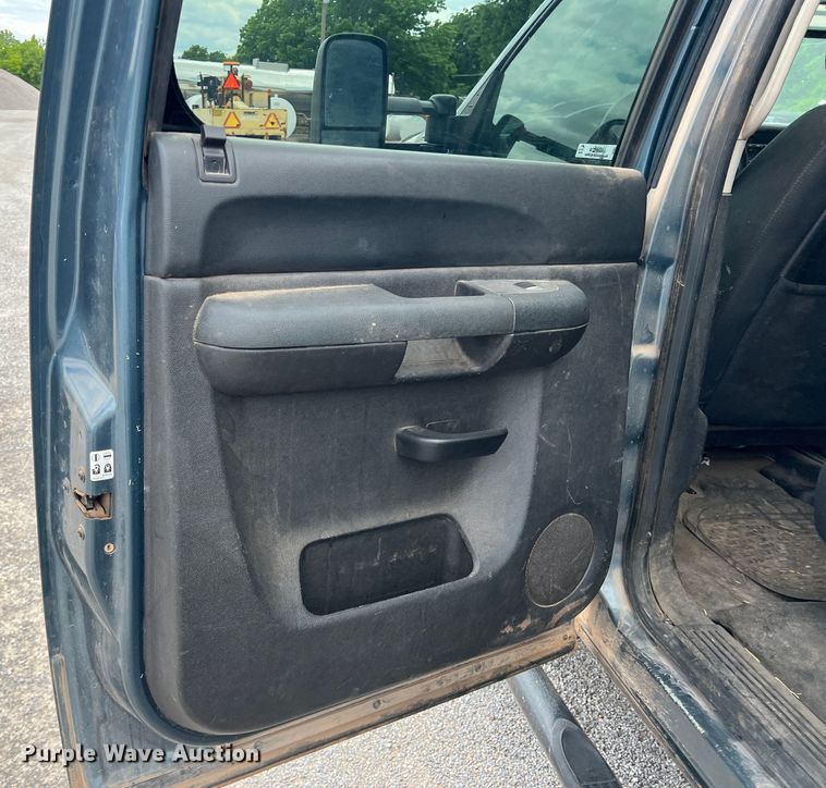 image for item LB9339 2013 Chevrolet 3500HD  Crew Cab flatbed pickup truck