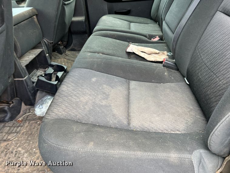 image for item LB9339 2013 Chevrolet 3500HD  Crew Cab flatbed pickup truck