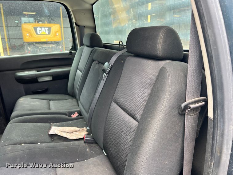 image for item LB9339 2013 Chevrolet 3500HD  Crew Cab flatbed pickup truck