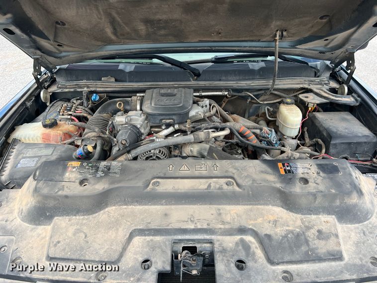 image for item LB9339 2013 Chevrolet 3500HD  Crew Cab flatbed pickup truck