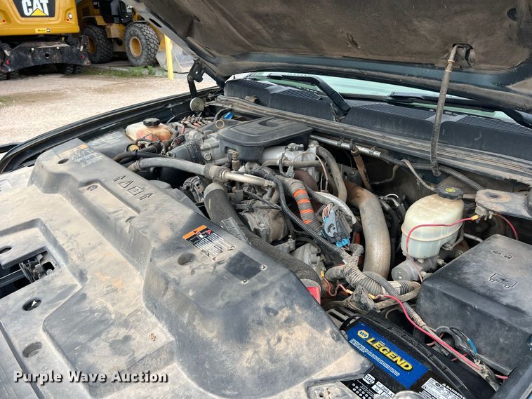 image for item LB9339 2013 Chevrolet 3500HD  Crew Cab flatbed pickup truck