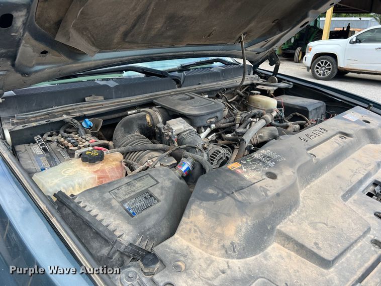 image for item LB9339 2013 Chevrolet 3500HD  Crew Cab flatbed pickup truck