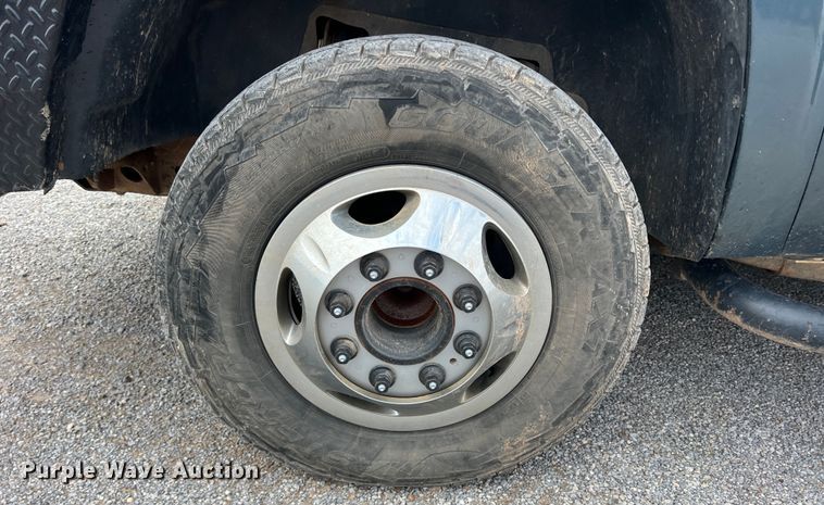 image for item LB9339 2013 Chevrolet 3500HD  Crew Cab flatbed pickup truck