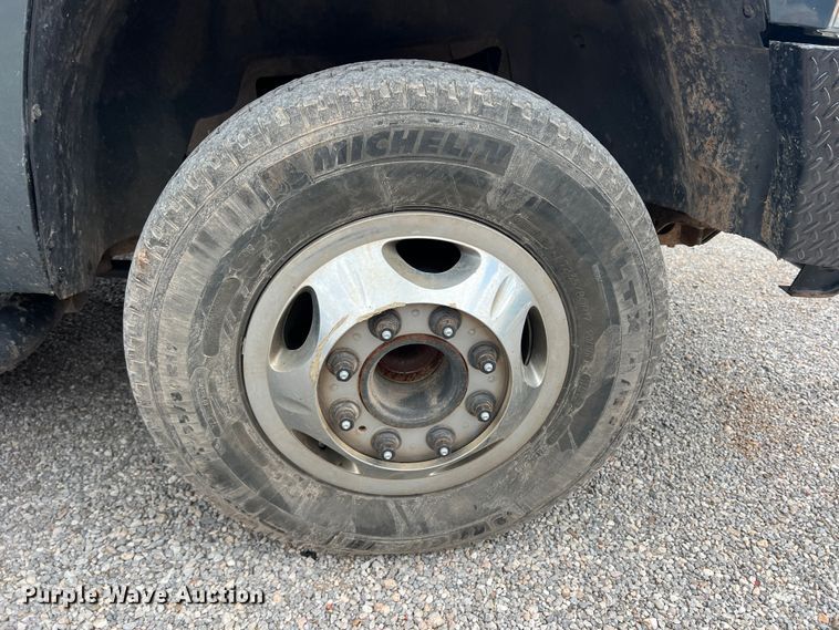 image for item LB9339 2013 Chevrolet 3500HD  Crew Cab flatbed pickup truck