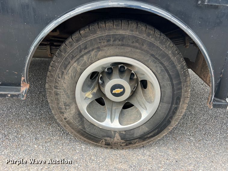 image for item LB9339 2013 Chevrolet 3500HD  Crew Cab flatbed pickup truck