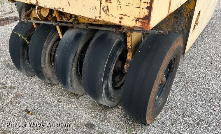 image for item LB9341 Ingram 9-2800-P  pneumatic roller