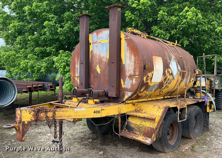 image for item LB9343 Wales MU-1000  oil distributor trailer
