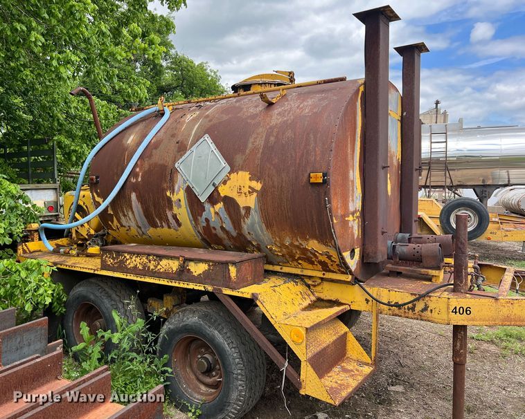 image for item LB9343 Wales MU-1000  oil distributor trailer