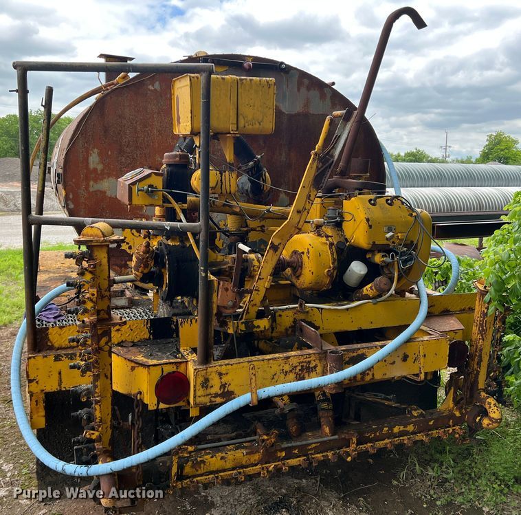 image for item LB9343 Wales MU-1000  oil distributor trailer