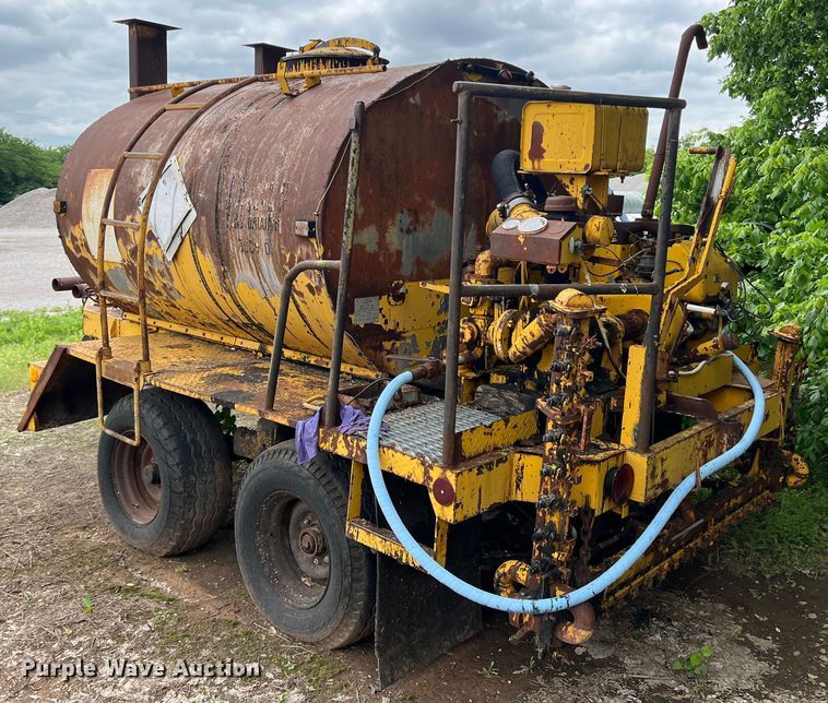 image for item LB9343 Wales MU-1000  oil distributor trailer