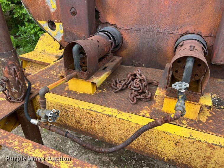 image for item LB9343 Wales MU-1000  oil distributor trailer