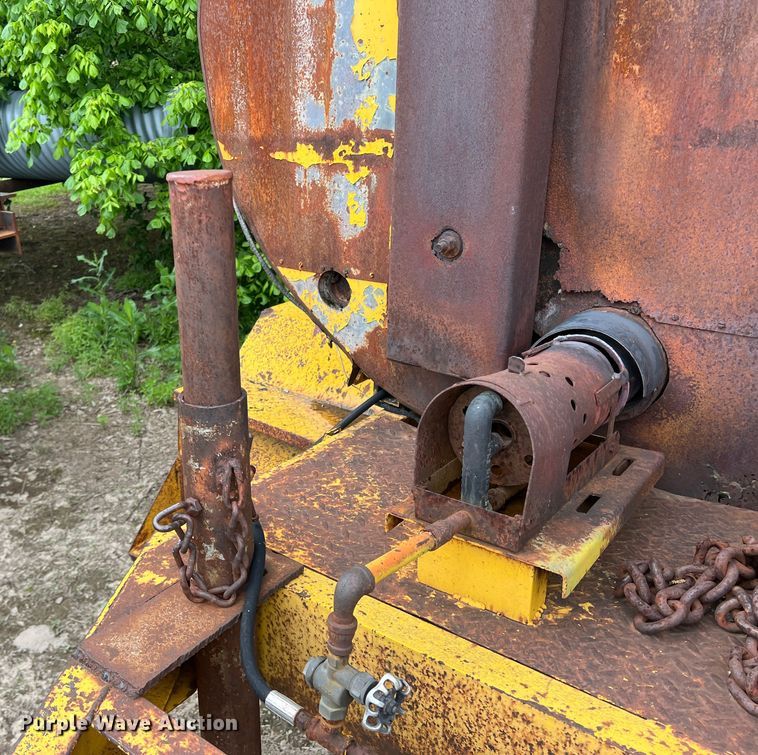 image for item LB9343 Wales MU-1000  oil distributor trailer