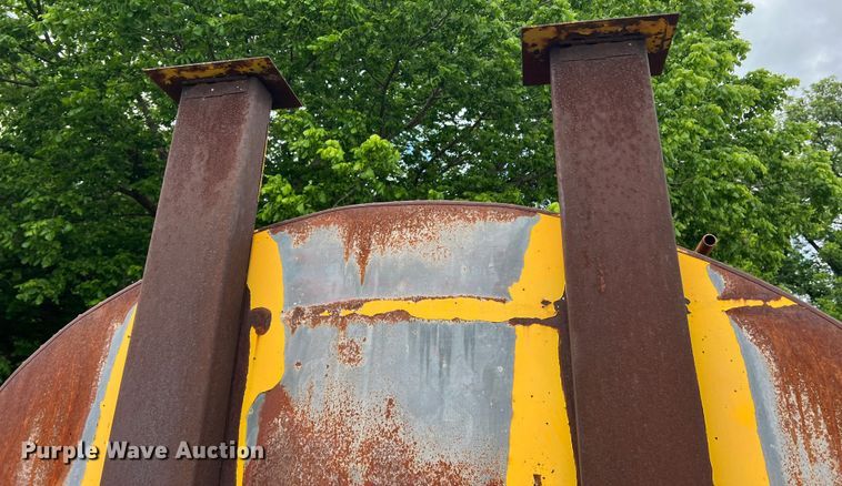 image for item LB9343 Wales MU-1000  oil distributor trailer