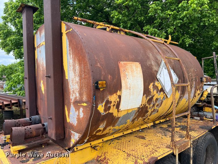 image for item LB9343 Wales MU-1000  oil distributor trailer