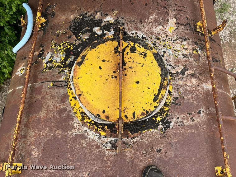 image for item LB9343 Wales MU-1000  oil distributor trailer