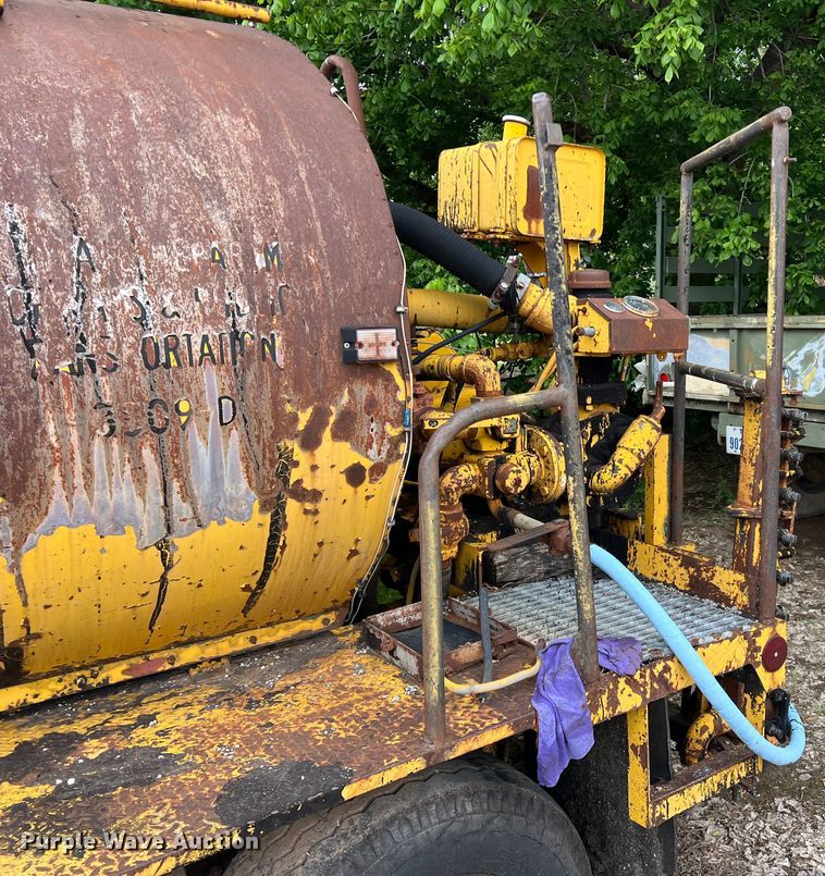 image for item LB9343 Wales MU-1000  oil distributor trailer