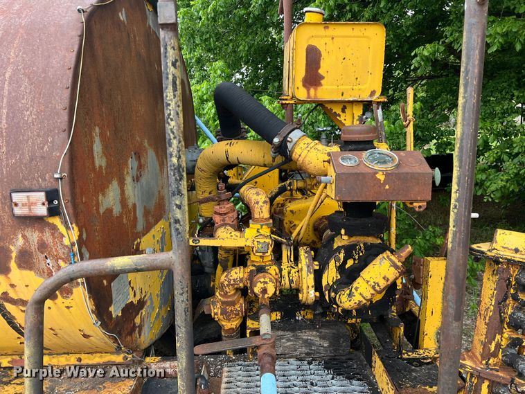 image for item LB9343 Wales MU-1000  oil distributor trailer