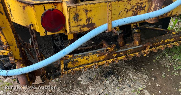 image for item LB9343 Wales MU-1000  oil distributor trailer