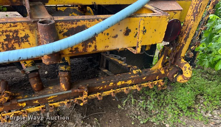 image for item LB9343 Wales MU-1000  oil distributor trailer