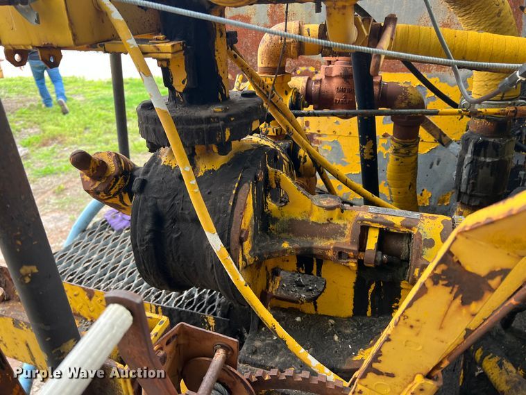 image for item LB9343 Wales MU-1000  oil distributor trailer