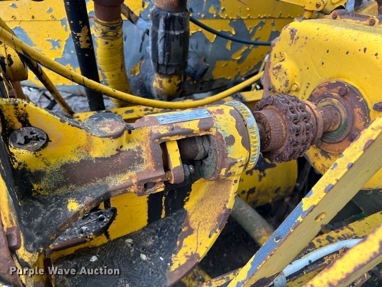 image for item LB9343 Wales MU-1000  oil distributor trailer